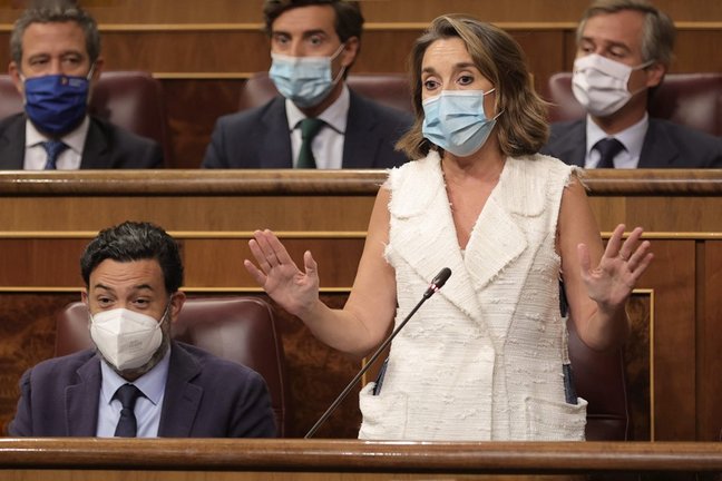 La portavoz del PP en el Congreso, Cuca Gamarra, interviene en una sesión de control al Gobierno en el Congreso de los Diputados, a 22 de septiembre de 2021, en Madrid, (España).