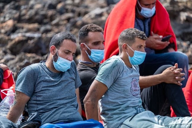 Migrantes descansan en una zona cercana a los Jameos del Agua en la isla de Lanzarote 