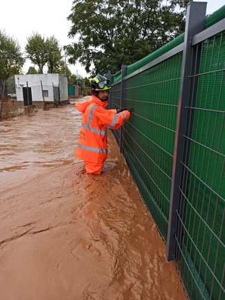 Bomberos del CPEI de Badajoz actuando ante las lluvias