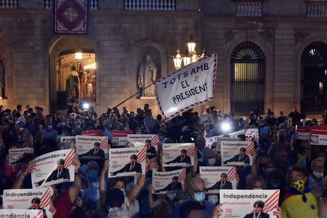 Manifestantes contra la detención de Carles Puigdemont