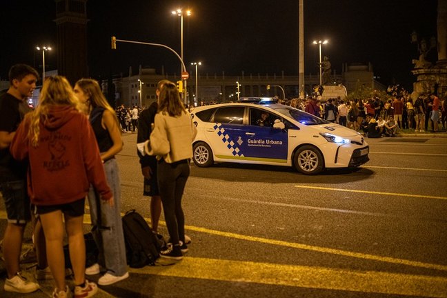 Un coche de policía vigila durante el primer día de las fiestas de la Mercè, a 24 de septiembre de 2021, en Barcelona