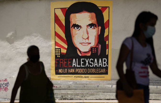 Un cartel en Caracas en el que se pide la liberación del empresario colombiano Alex SaabARIANA CUBILLOSAP