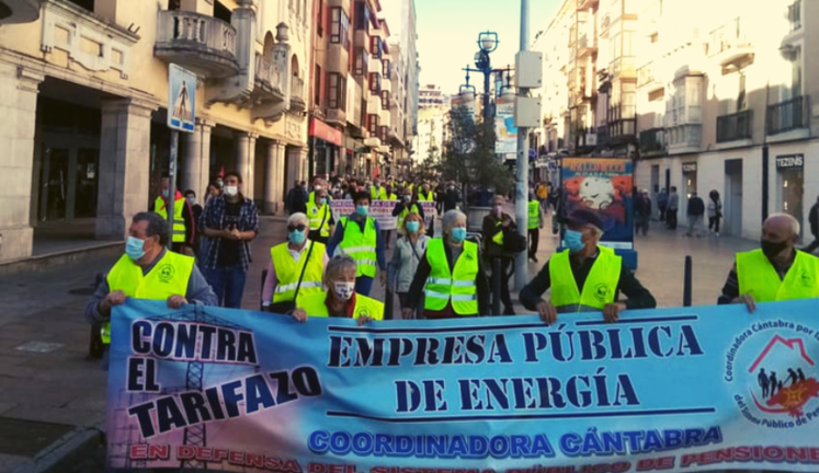 La marcha durante su paso por la calle Burgos en Santander.