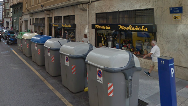 Varios contenedores de basura en la calle Cádiz de Santander. / ALERTA