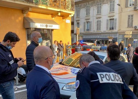 El miembro del parlamento francés Eric Ciotti visita la comisaría donde, según los informes, un agente de policía resultó herido tras ser apuñalado con un cuchillo, en Cannes, Francia, el 8 de noviembre de 2021. Twitter