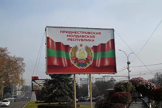Un cartel con el escudo y la bandera de TransnistriaIgnacio OrtegaEFE