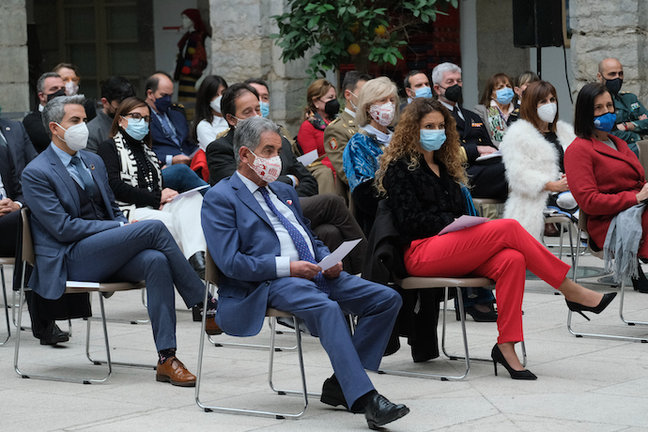 Los diputados y asistentes al acto durante el discurso de Joaquín Gómez en el patio del Parlamento. / Hardy