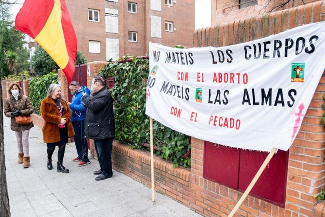 Varias personas cuelgan una pancarta contra el aborto con motivo de la reunión del presidente del Gobierno con el presidente de la Conferencia Episcopal Española. — A. Pérez Meca / EUROPA PRESS