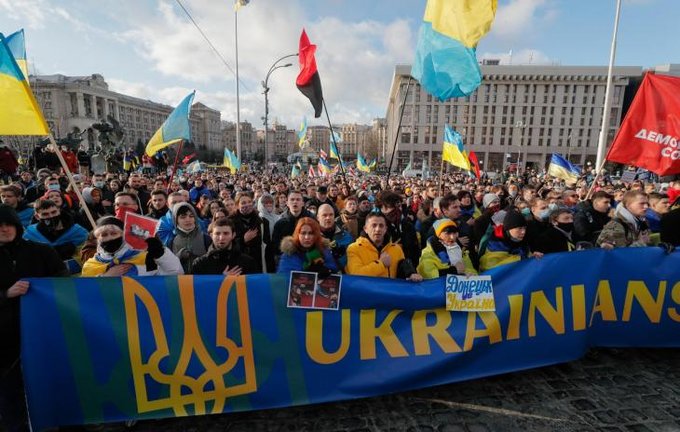 Manifestación en Kiev contra las amenazas de las tropas rusas. | SERGEY DOLZHENKO