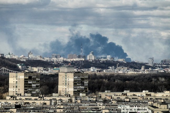 Columnas de humo sobre Kiev, Ucrania.