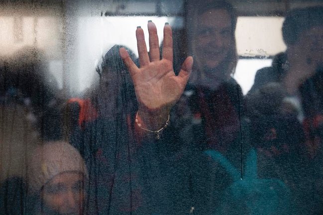 Una mujer pone la mano en la ventanilla dentro de un autobús durante la evacuación de ucranianos a Kiev, tomada por los combatientes de la defensa territorial, en la pequeña ciudad de Irpin, cerca de Kiev, el jueves en Ucrania. Según el Alto Comisionado de las Naciones Unidas para los Refugiados (ACNUR), la ofensiva militar en Ucrania ha causado la destrucción de infraestructuras civiles y víctimas civiles, obligando a miles de ucranianos a huir de sus hogares en busca de seguridad y asistencia. Las tropas rusas entraron en Ucrania el pasado 24 de febrero. EFE/ Mikhail Palinchak