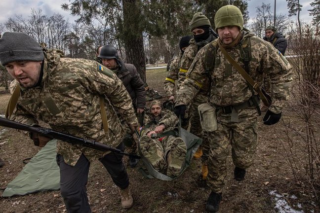 Miembros de las Fuerzas de Defensa Territorial asisten a una sesión de entrenamiento sobre técnicas de primeros auxilios, este miércoles, en Kiev. EFE/Roman Pilipey