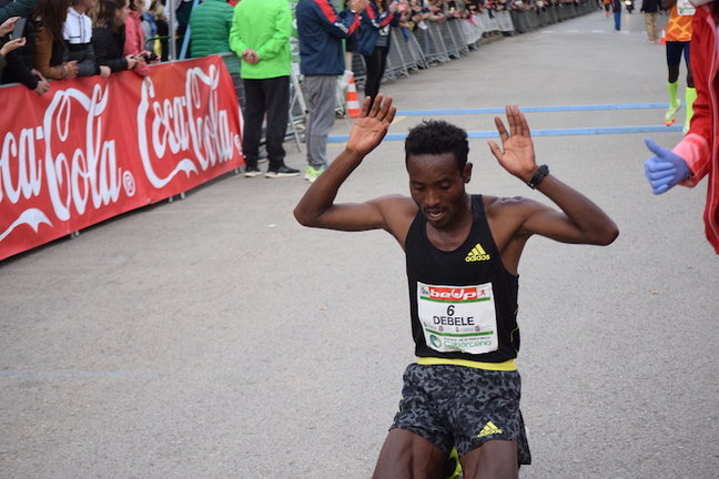 El atleta etíope Chimdesa Debele en la meta. / M. CASTILLO