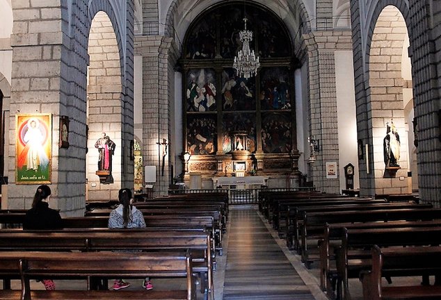 Varias personas rezan en el interior de la catedral de Santander. / ALERTA