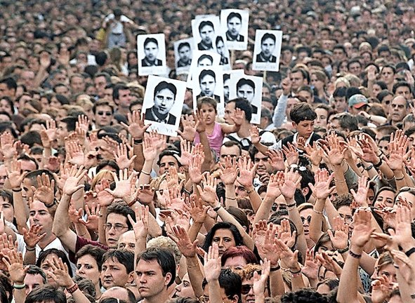 Imagen de archivo (14.07.1997). Más de medio millón de personas asistieron a la manifestación en protesta por el asesinato de Miguel Angel Blanco. / EFE/ANDREU DALMAU