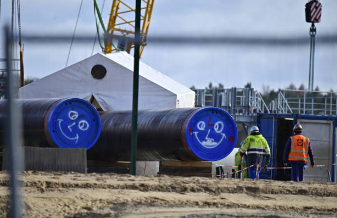 Hombres trabajan en las obras del llamado gasoducto Nord Stream 2 en Lubmin, al noreste de Alemania, el 26 de marzo de 2019. / AFP