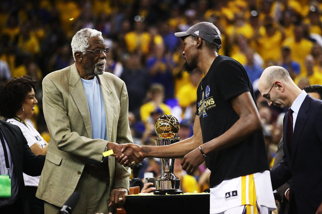 Bill Russell entregó a Kevin Durant, de Warrior, el premio Bill Russell al Jugador Más Valioso de las Finales de la NBA el 12 de junio en Oakland, California. /Getty Images