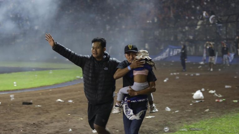 Al menos 174 personas, incluidos dos policías, murieron y casi 200 resultaron heridas en un brote de violencia tras un partido de fútbol