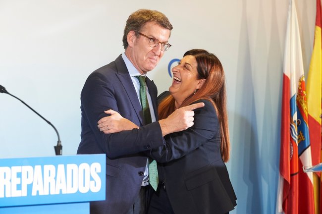 El candidato a la Presidencia del PP, Alberto Núñez Feijoo, y la presidenta del PP de Cantabria, María José Sáenz de Buruaga.