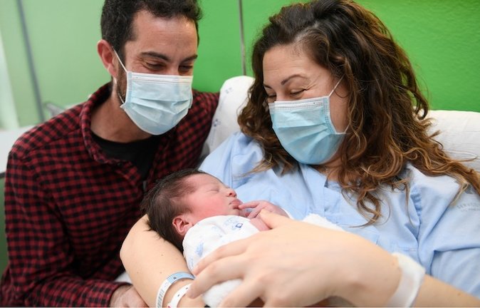 Flor Ainara González y Sergio Martínez, padres de Mario, el primer bebé nacido en Asturias en 2022
GOBIERNO DE ASTURIAS/ELOY ALONSO
(Foto de ARCHIVO)
01/1/2022