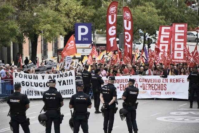 Sindicatos se concentran ante el Congreso para exigir el desbloqueo de la negociación colectiva en Renfe. / R. Zubelzu