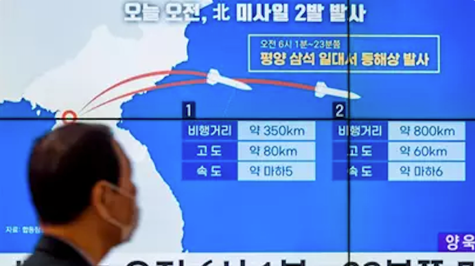 Imagen de archivo de la televisión surcoreana informando del lanzamiento de misiles desde Corea del Norte en el mar del Este. - Kim Jae-Hwan/SOPA Images via ZUM / DPA