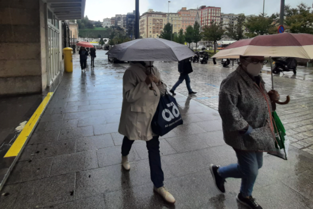 Dos personas con su paraguas por Santander. / S.D.