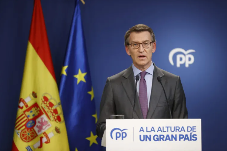 El presidente del Partido Popular (PP), Alberto Núñez Feijóo, realiza una declaración institucional este viernes en Madrid. EFE/Javier Lizón