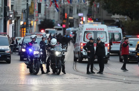 Policías turcos intentan asegurar la zona tras una explosión en la calle Istiklal de Estambul, Turquía. EFE/Erdem Sahin