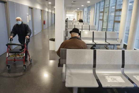 Pacientes en una sala de espera de un centro de atención Primaria de Madrid. EFE/ Mariscal