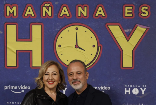 Los actores Carmen Machi y Javier Gutiérrez posan durante la presentación de "Mañana es hoy". EFE/Sergio Pérez