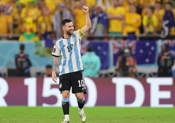 Lionel Messi celebra después de marcar un gol contra Australia en los octavos de final del Mundial de Qatar 2022. EFE/EPA/Friedemann Vogel