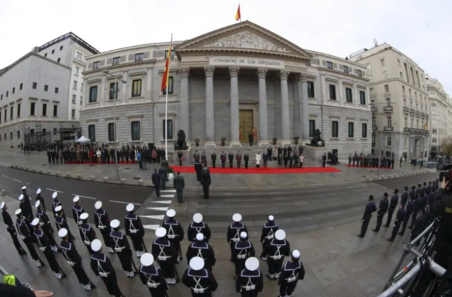 Vista general del izado de bandera junto con autoridades militares y políticas a las puertas del Congreso durante la Conmemoración del aniversario de la Constitución este martes en Madrid. EFE/ Kiko Huesca