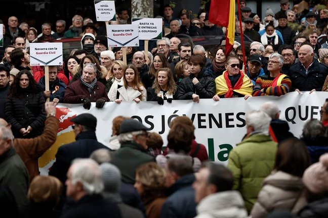 Concentración frente a la Casa Cuartel de Pamplona en apoyo a la Guardia Civil. EFE / Jesús Diges