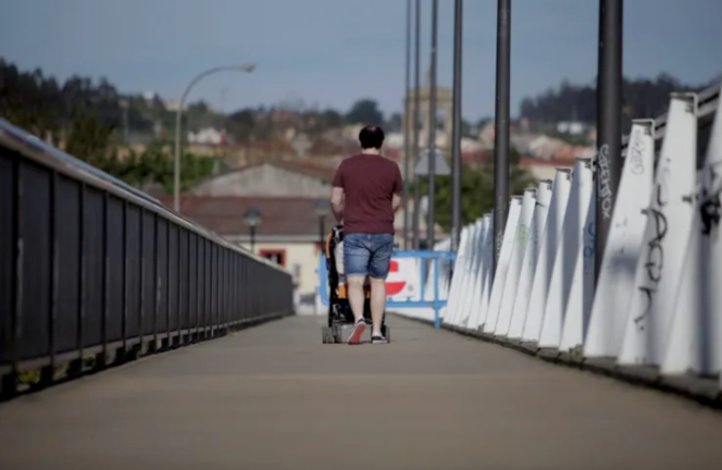 Un hombre pasea a su hijo en A Coruña, en una imagen de archivo. EFE / Cabalar