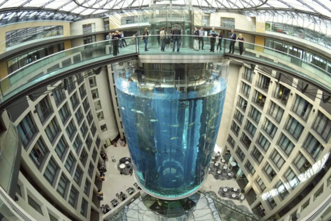 Vista del AquaDom, el mayor acuario cilíndrico independiente del mundo, en Berlín, en una imagen de archivo.