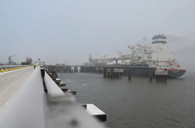 Llegada al puerto de Wilhelmshaven del buque "Hoegh Esperanza". EFE/EPA/Lars-Josef Klemmer / Pool