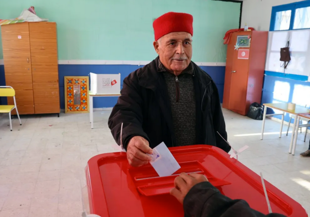 Una persona deposita su voto en un colegio electoral en Túnez. EFE/EPA/Mohamed Messara