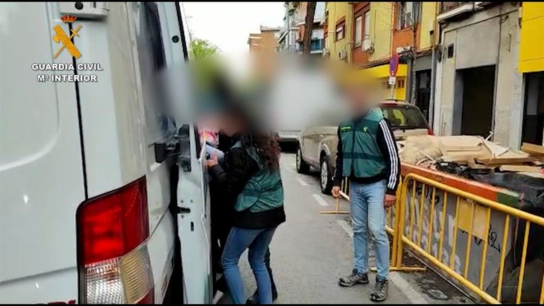 La Guardia Civil ha detenido en Almería a cuatro personas acusadas de extorsionar a una serie de víctimas, a las que pedían entre 500 y 2.000 euros por no publicar imágenes. EFE / Guardia Civil
