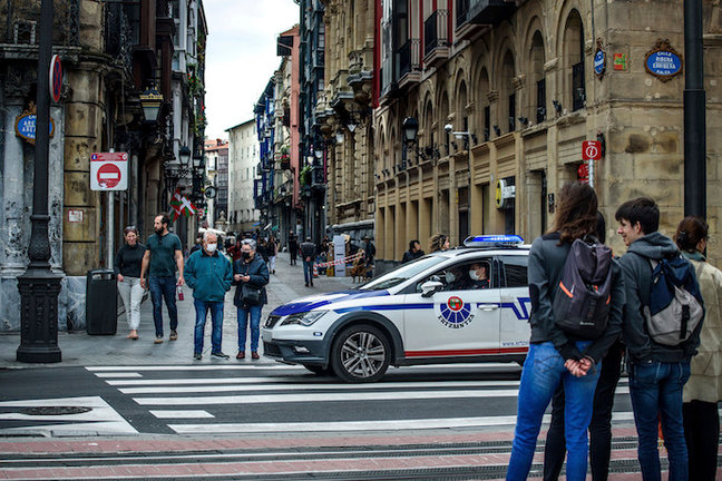 Un coche patrulla de la Ertzaintza circula por las calles de Bilbao.
