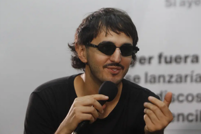 Juan Pablo Isaza, integrante de la banda colombiana Morat, durante una entrevista con Efe el 16 de diciembre en Medellín (Colombia). EFE/LUIS EDUARDO NORIEGA A.