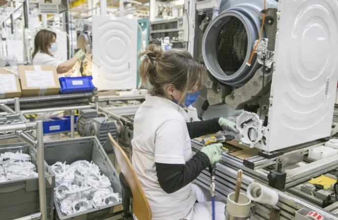 Una trabajadora en una fábrica de lavadoras en Zaragoza, en una imagen de archivo. EFE/Javier Cebollada
