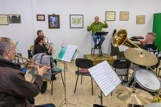 La Banda Municipal de Música de la ciudad cántabra de Torrelavega celebró este año su 110 aniversario y lo ha hecho en su peor momento, aquejada por la falta de instrumentistas que la coloca "en la UVI", aunque se resiste a desaparecer gracias al tesón y el entusiasmo de sus actuales 16 integrantes. EFE/Javier G. Paradelo