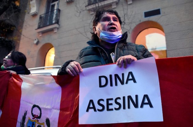 Un centenar de peruanos residentes en España han protestado frente a la embajada de Perú en Madrid
