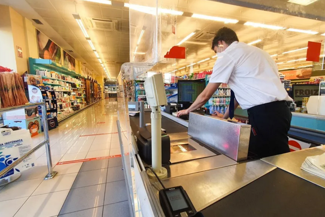 Un cajero trabaja en un supermercado, en una imagen de archivo. EFE/ R. García