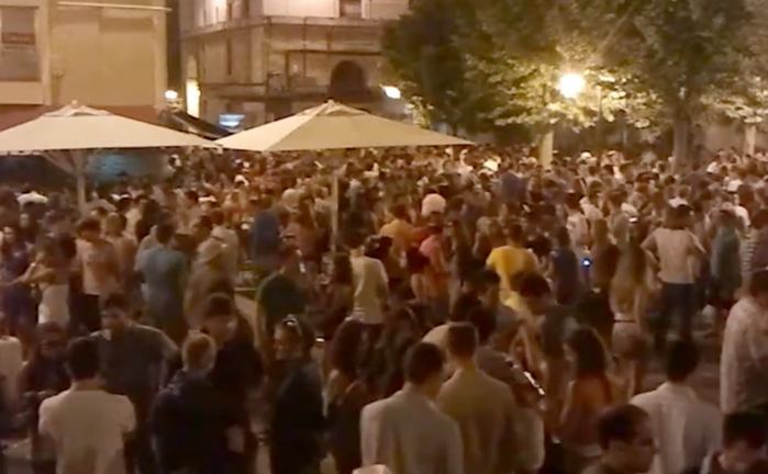 Plaza de Cañadío repleta de gente en la Nochevieja de Santander en 2021. / ALERTA