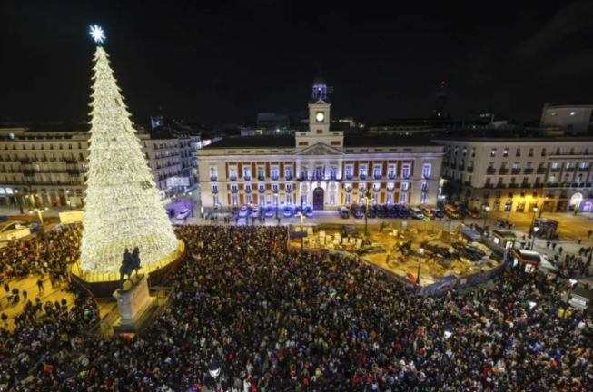 Cientos de personas se concentran a la media noche durante las tradicionales Campanadas de Fin de Año, que marcan el fin de 2022 y la bienvenida a 2023, en Madrid (España). EFE/ Daniel González