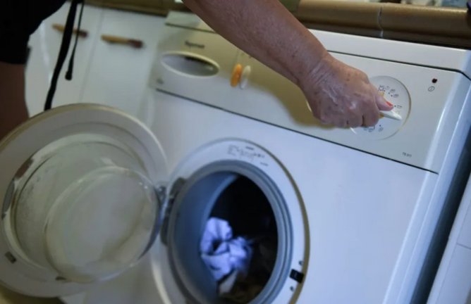 Un consumidor pone una lavadora, en una imagen de archivo. EFE/Víctor Lerena
