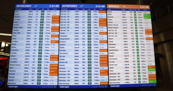 Un monitor muestra el estado de los vuelos en el Aeropuerto Logan de Boston, Massachusetts, este 11 de enero de 2023. EFE / Cj Gunther