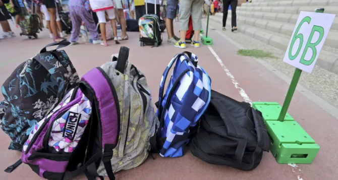 Varias mochilas del alumnado en el recreo de una escuela. EFE/Manuel Bruque/Archivo